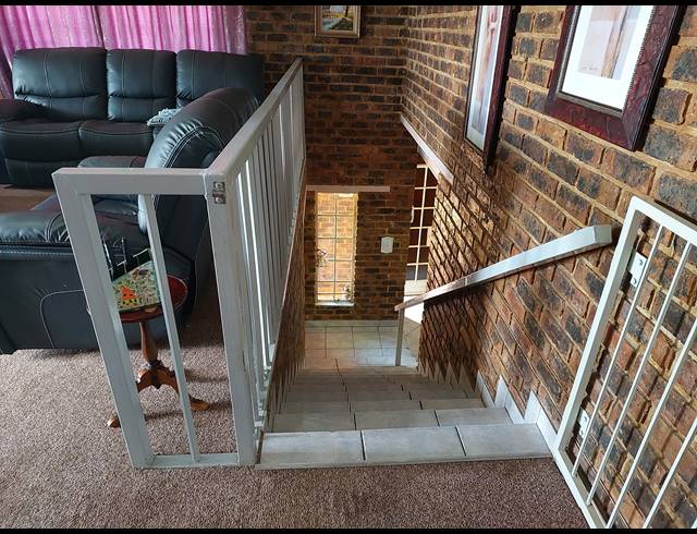 5 BEDROOM HOUSE FOR SALE IN VAALOEWER